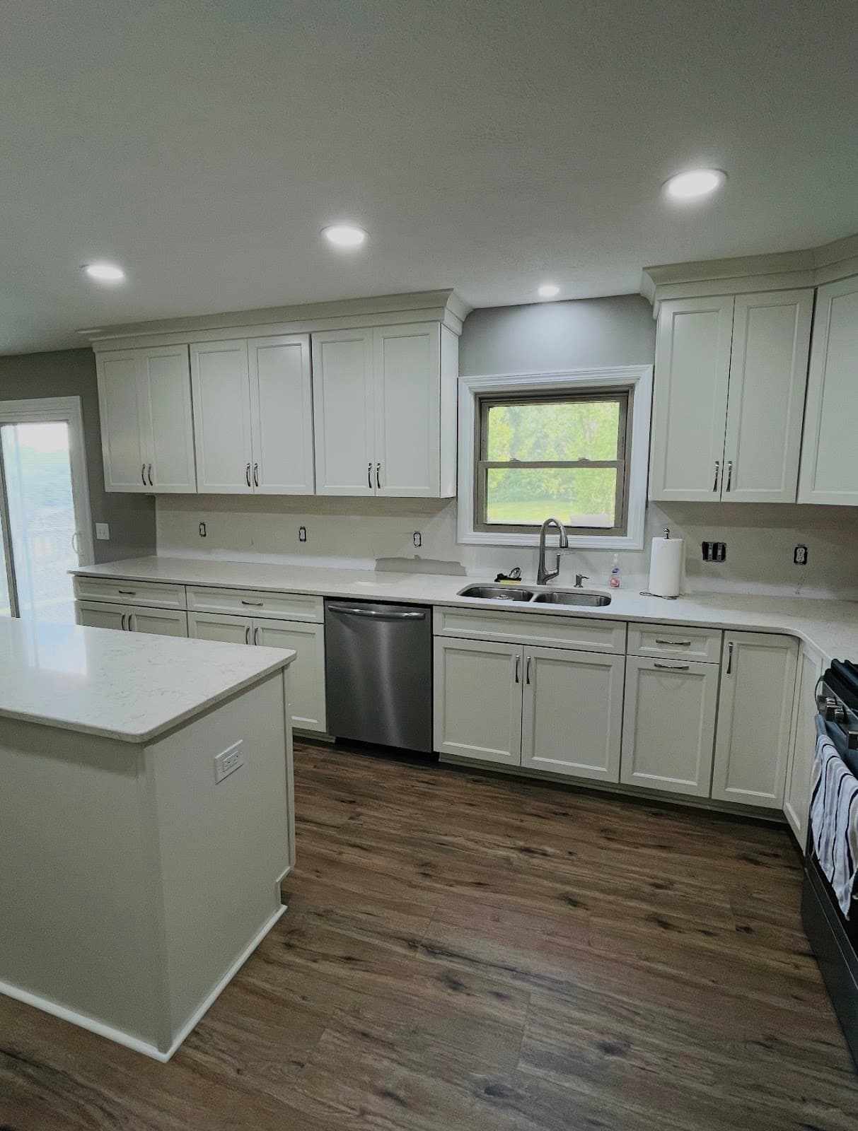 Kitchen remodel with shaker cabinets, quartz countertops, and tile backsplash in Lake County Ohio